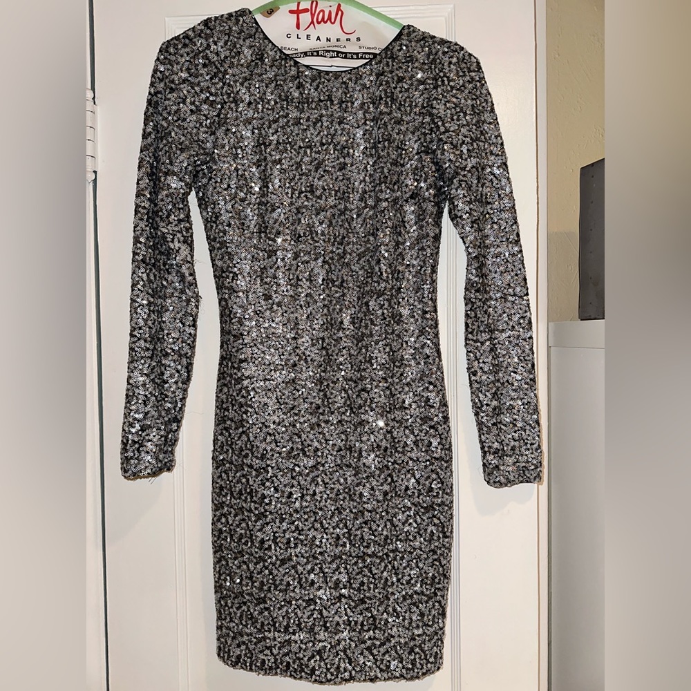 Super flattering and fun dress! - Picture 2 of 5